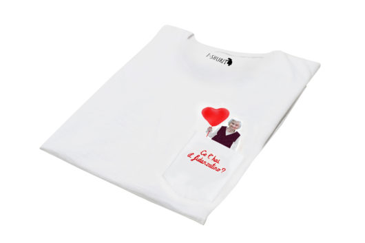 T-Shura di lato - t-shirt con nonna con palloncino rosso a forma di cuore, maglietta con frase "Ce l'hai il fidanzatino?" domanda tipica nonna"