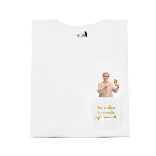 T-Shura maschile e femminile frontale per collaborazione Pastiglie Leone - t-shirt con nonna scritta Non accettare le caramelle dagli sconosciuti ricamata in oro su taschino
